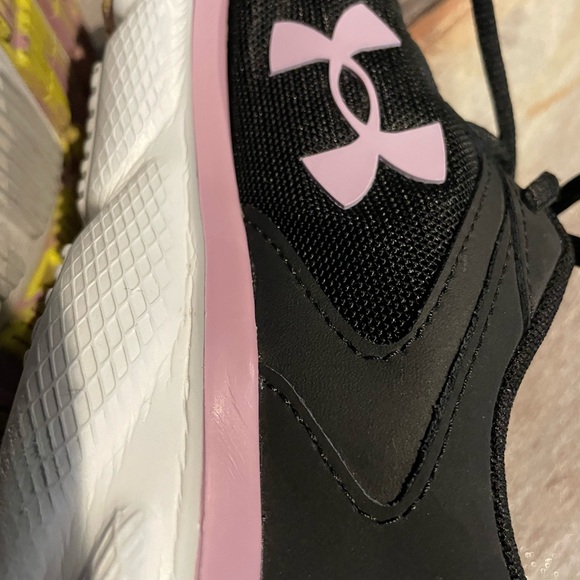 Under armor charged assert size 8 1/2 women’s shoe Has Scratch See Pics. Nice - Picture 12 of 16